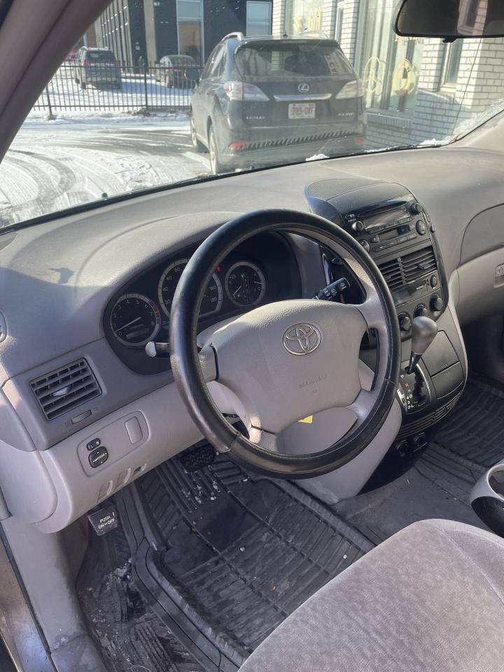 2004 Toyota Sienna 4dr CE 7-Passenger ALLOYS Photo