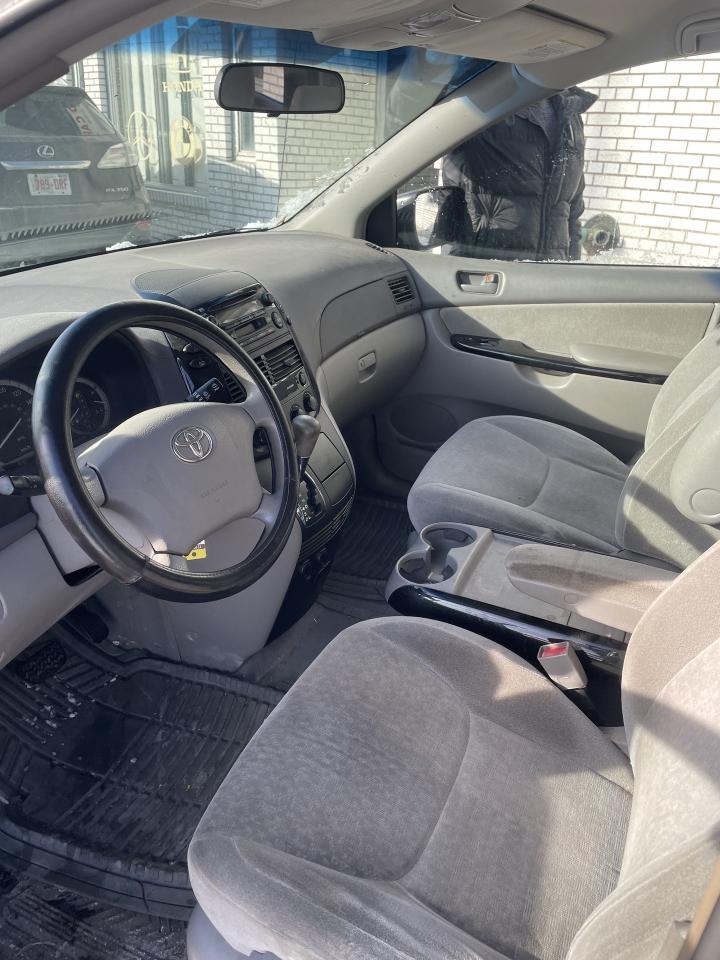 2004 Toyota Sienna 4dr CE 7-Passenger ALLOYS Photo