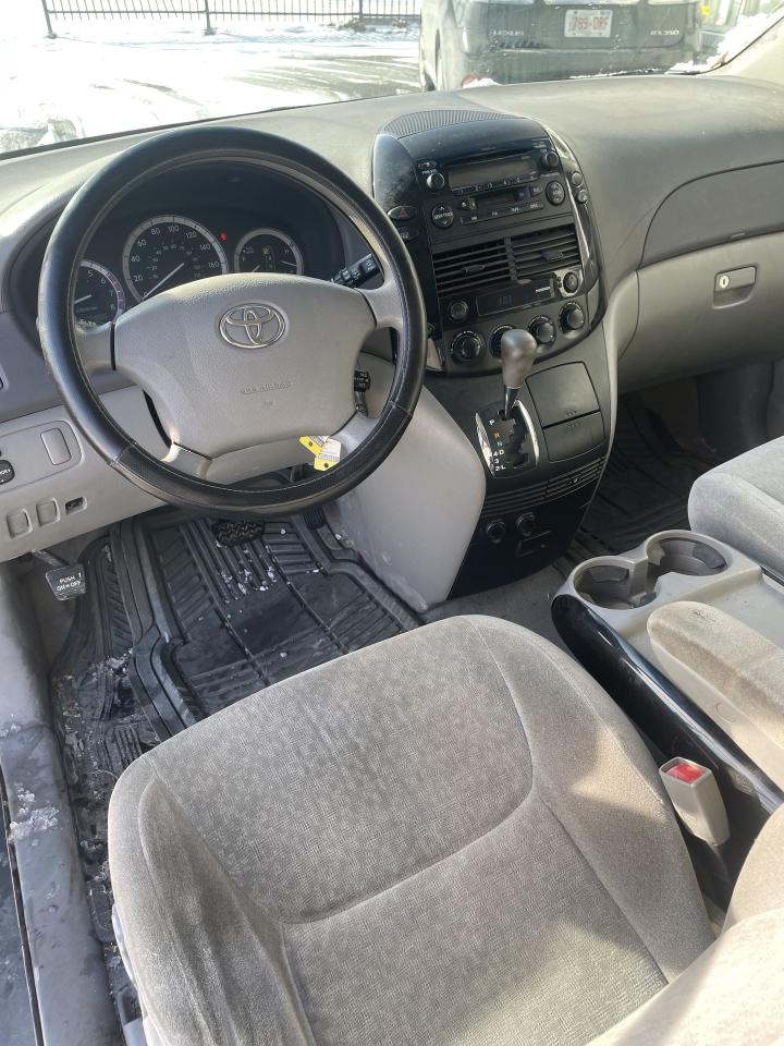 2004 Toyota Sienna 4dr CE 7-Passenger ALLOYS Photo