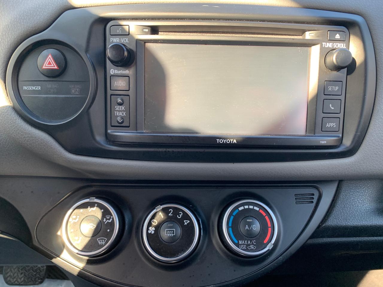 2016 Toyota Yaris 5dr HB Auto LE Photo