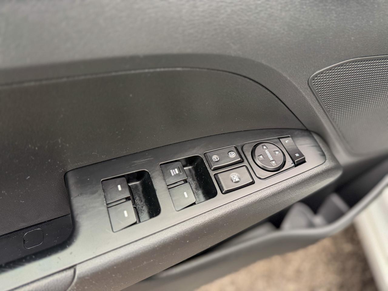 2017 Hyundai Elantra LE/LOW KM/NO ACCIDENTS/HEATED SEATS/FUEL EFFICIENT Photo