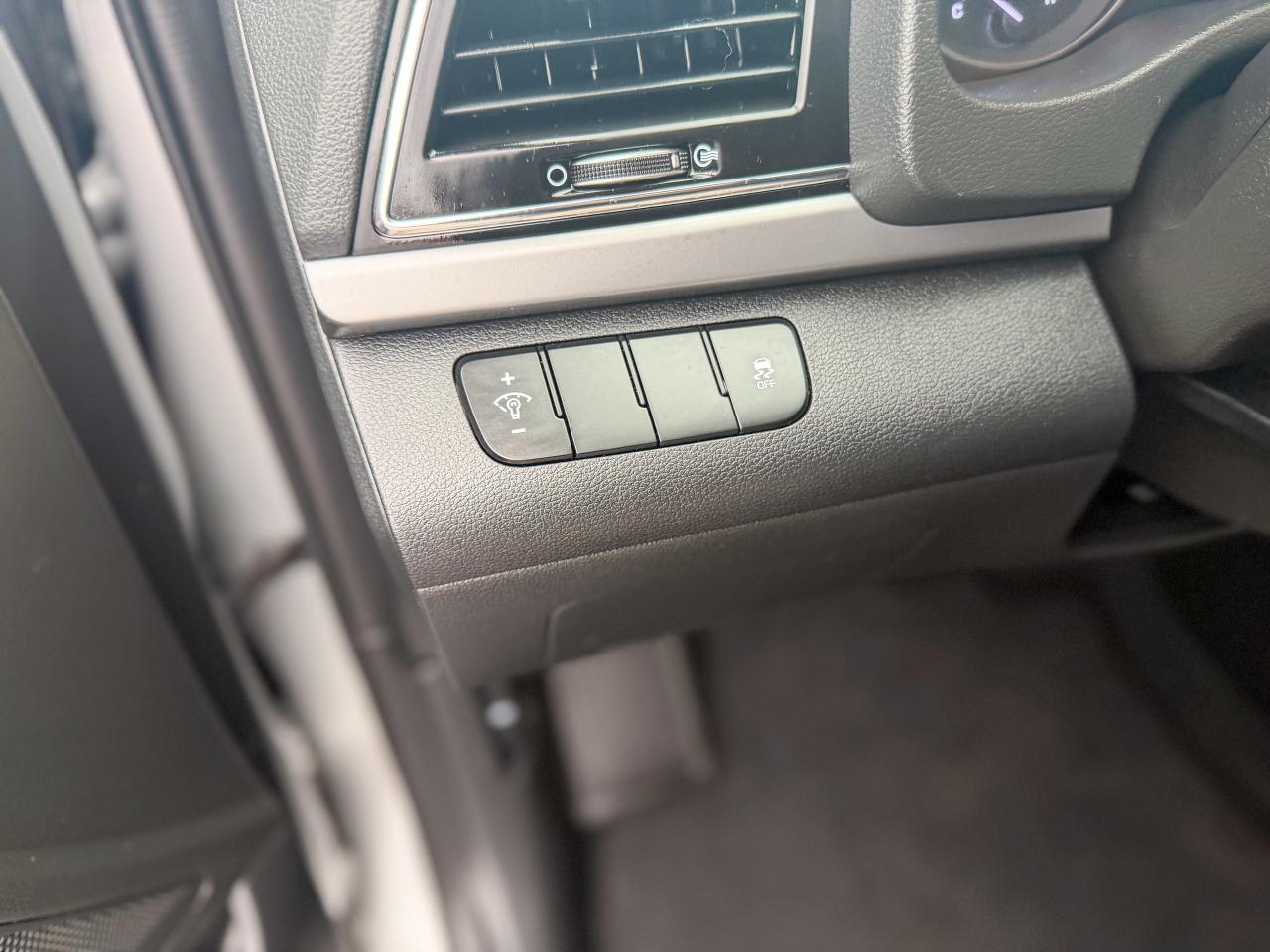 2017 Hyundai Elantra LE/LOW KM/NO ACCIDENTS/HEATED SEATS/FUEL EFFICIENT Photo