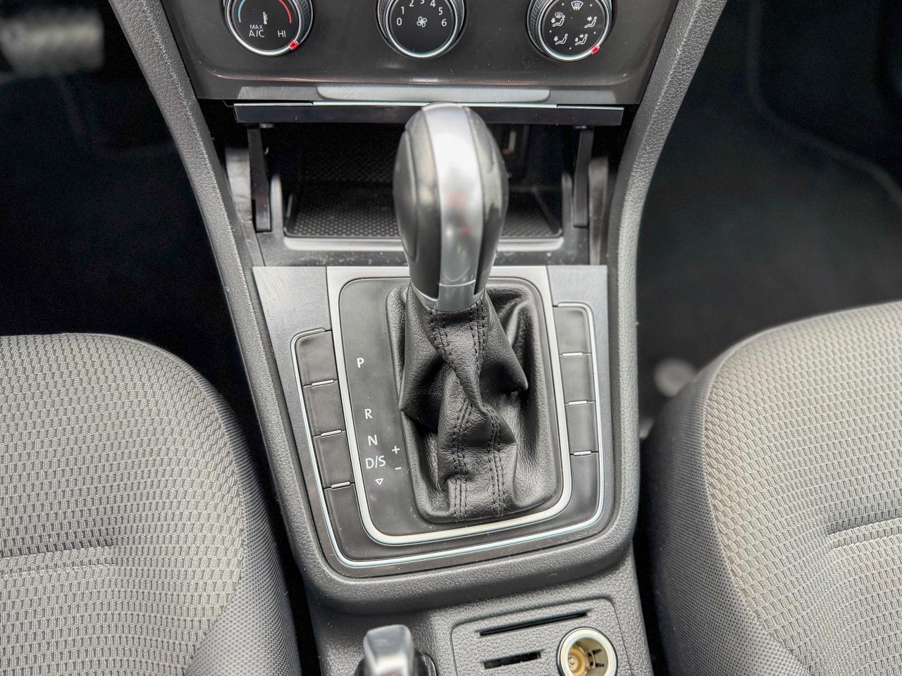 2018 Volkswagen Golf Trendline/LOW KM/CAMERA/1.8L/FULL SERVICE RECORDS Photo