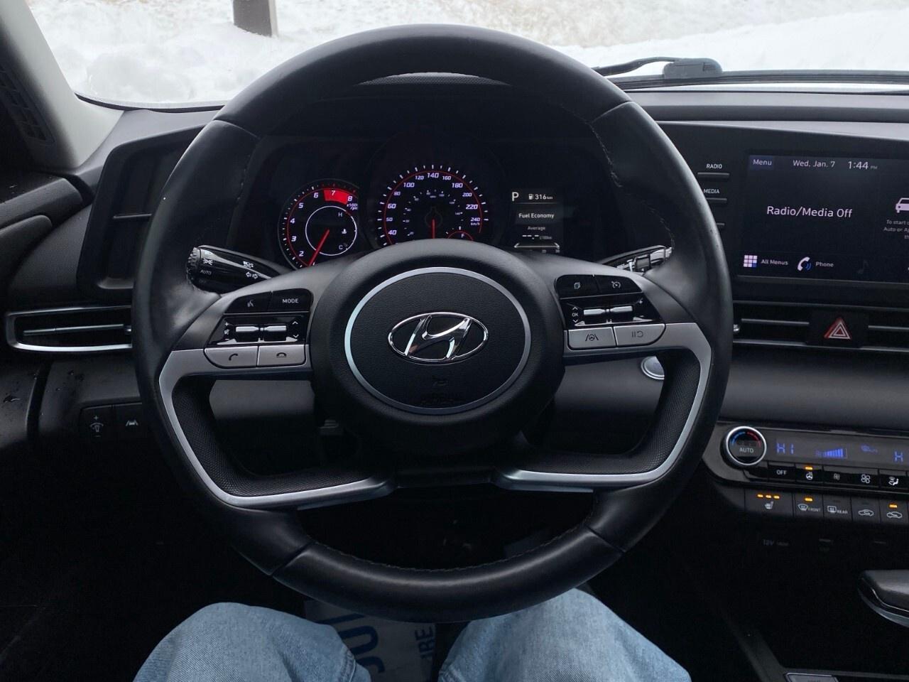 2022 Hyundai Elantra Preferred IVT w/Sun & Tech Package Photo