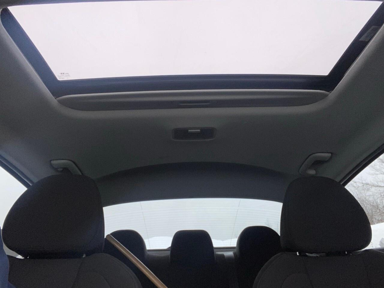 2022 Hyundai Elantra Preferred IVT w/Sun & Tech Package Photo