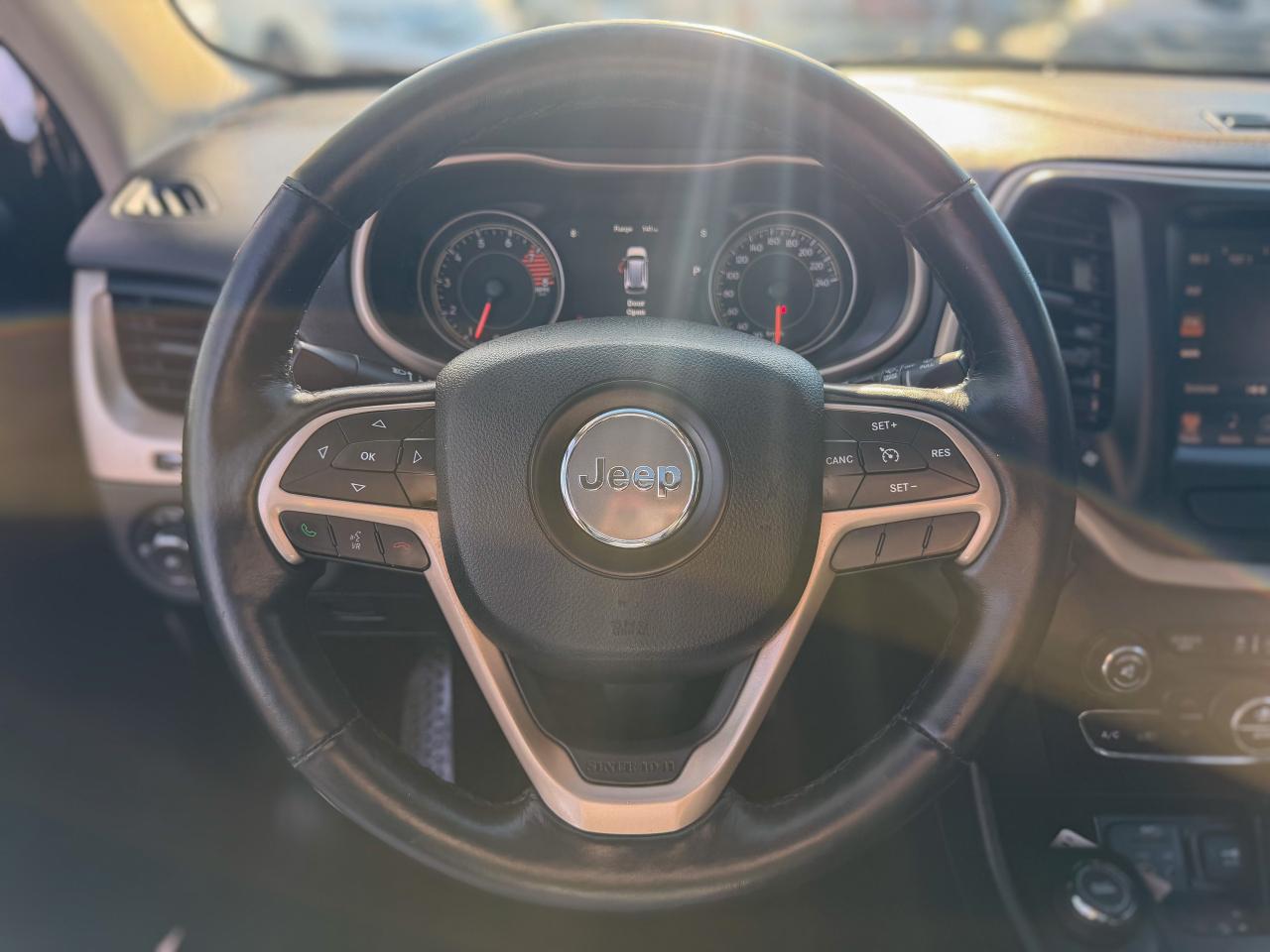 2016 Jeep Cherokee Limited-4WD/NAVI/CAMERA/PANO/REMOTE/LEATHER/2.4 L Photo