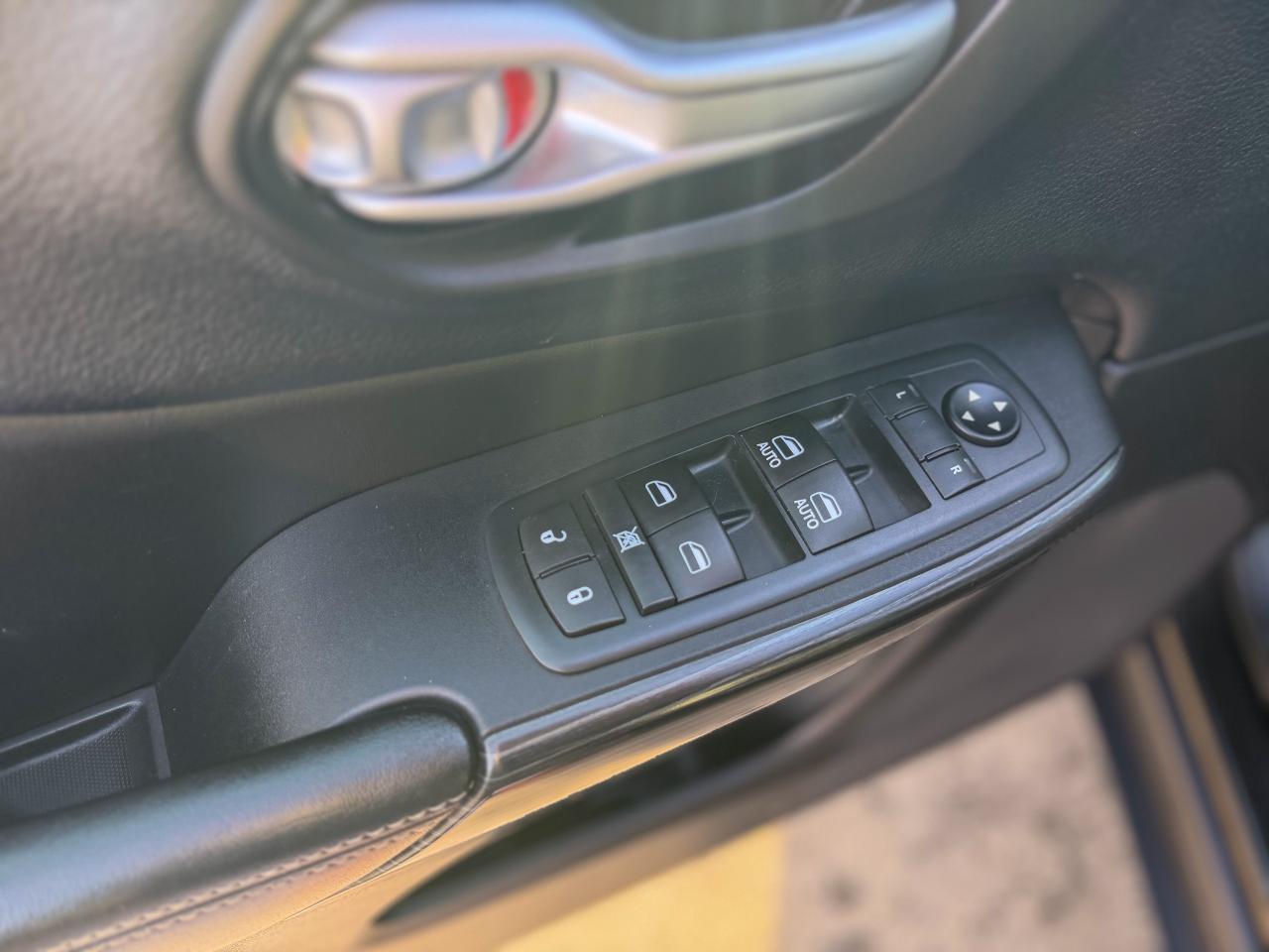 2016 Jeep Cherokee Limited-4WD/NAVI/CAMERA/PANO/REMOTE/LEATHER/2.4 L Photo