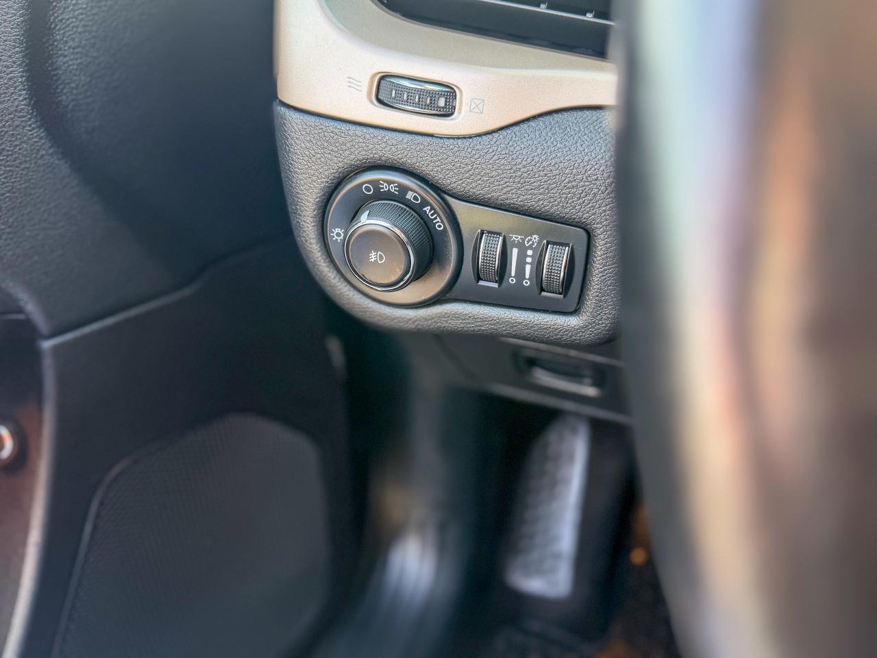 2016 Jeep Cherokee Limited-4WD/NAVI/CAMERA/PANO/REMOTE/LEATHER/2.4 L Photo