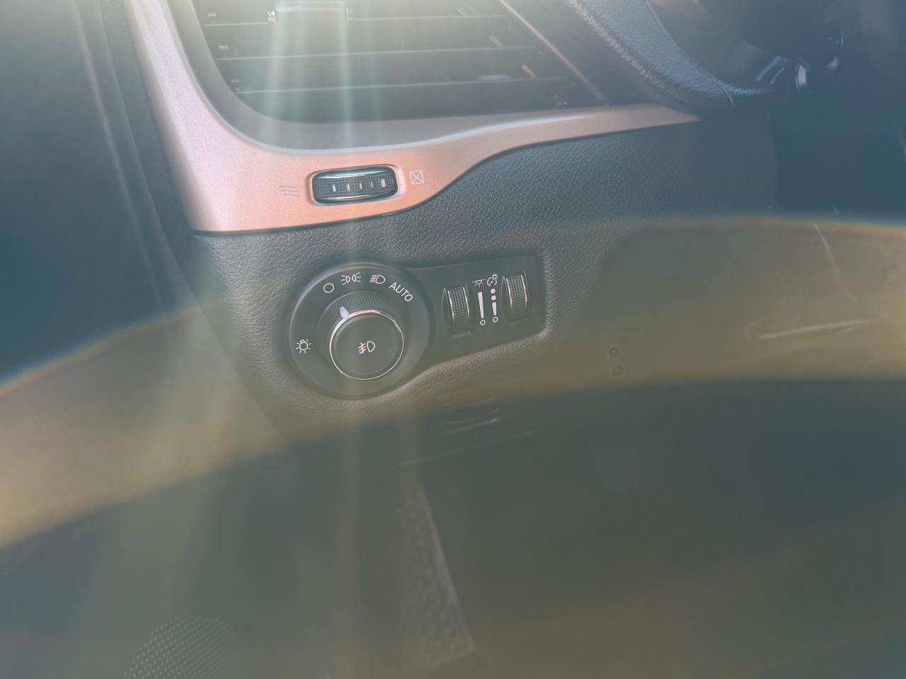 2016 Jeep Cherokee Limited-4WD/NAVI/CAMERA/PANO/REMOTE/LEATHER/2.4 L Photo