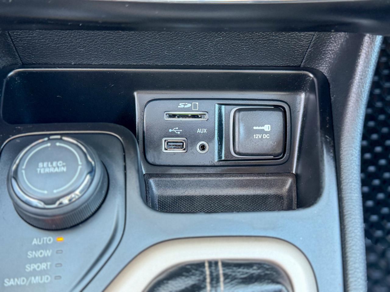 2016 Jeep Cherokee Limited-4WD/NAVI/CAMERA/PANO/REMOTE/LEATHER/2.4 L Photo