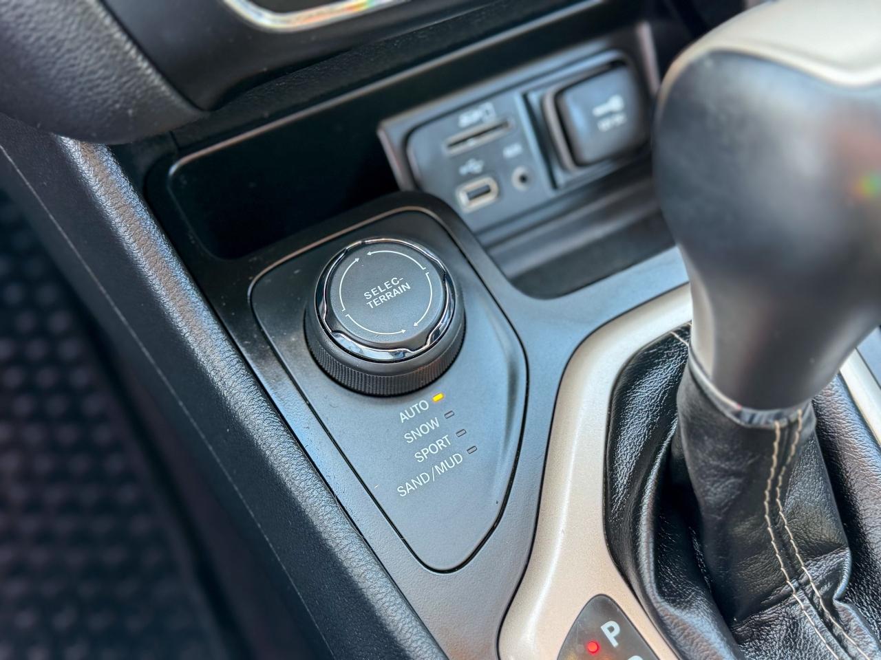 2016 Jeep Cherokee Limited-4WD/NAVI/CAMERA/PANO/REMOTE/LEATHER/2.4 L Photo