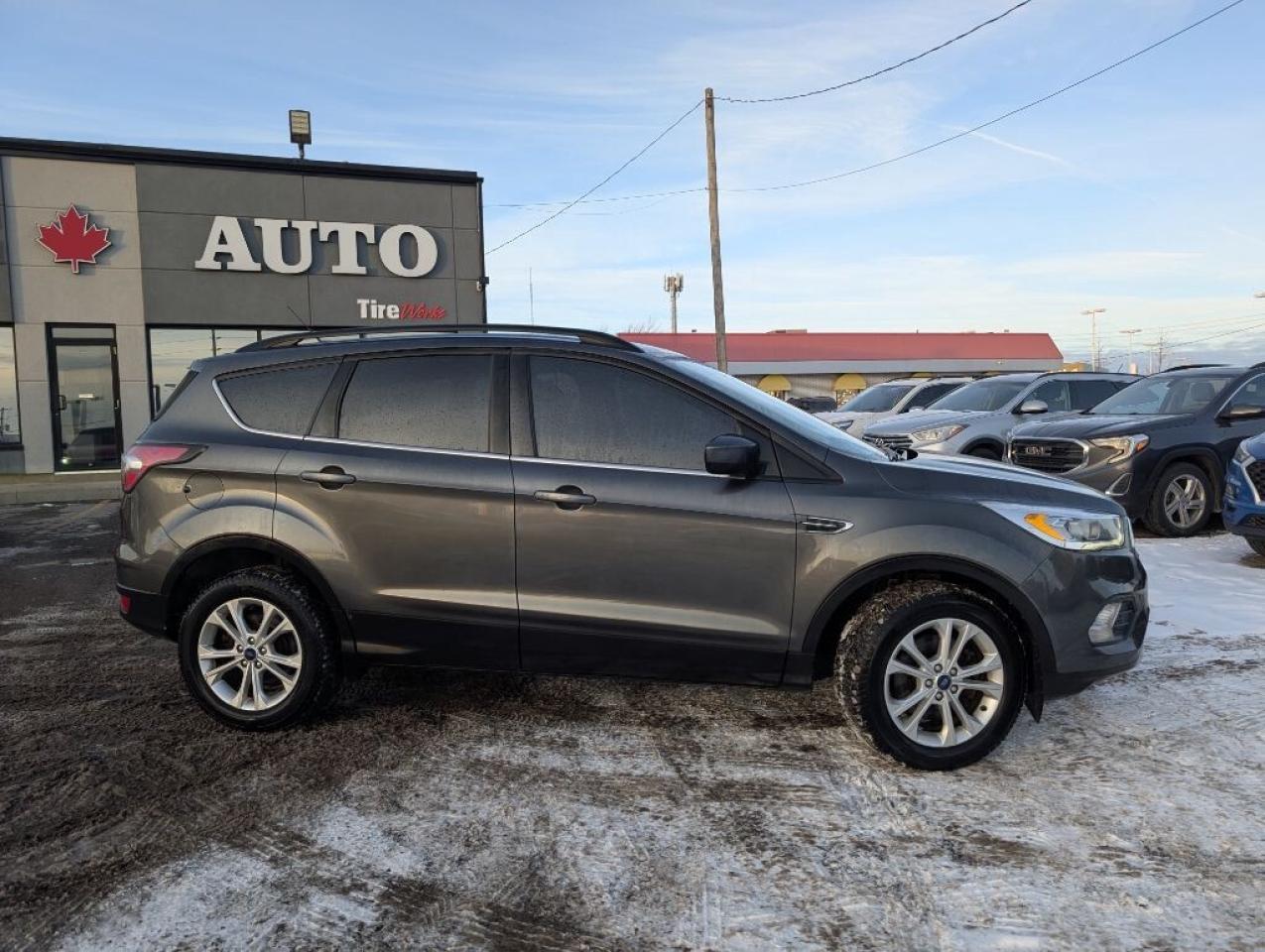2017 Ford Escape SE 4WD   NAV   CAMERA   HTD SEATS   POWER LIFT GAT Photo
