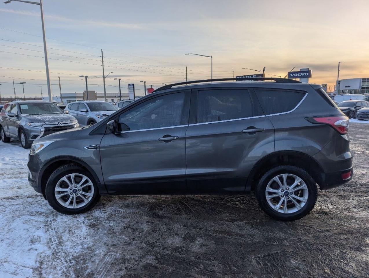 2017 Ford Escape SE 4WD   NAV   CAMERA   HTD SEATS   POWER LIFT GAT Photo