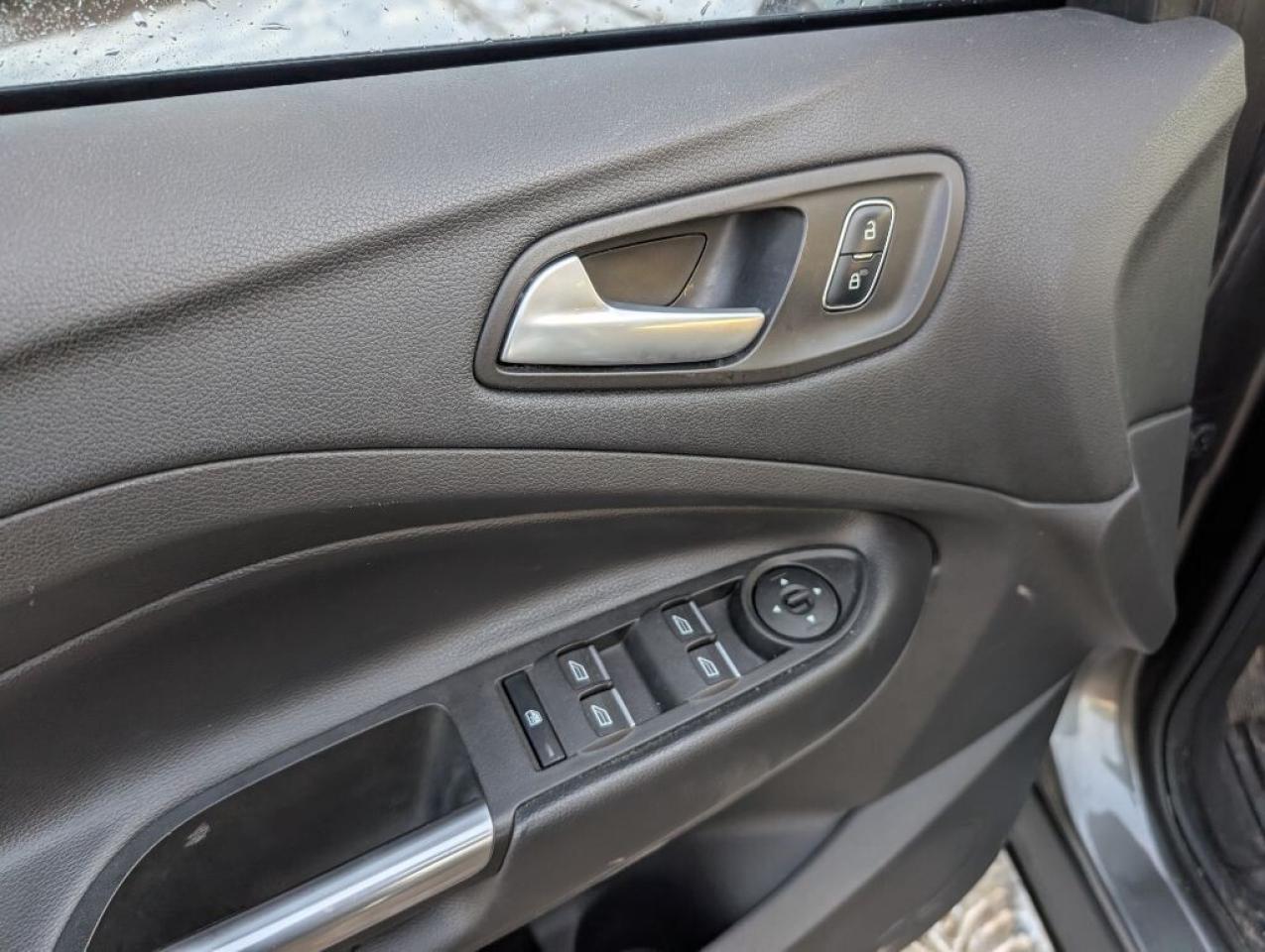 2017 Ford Escape SE 4WD   NAV   CAMERA   HTD SEATS   POWER LIFT GAT Photo