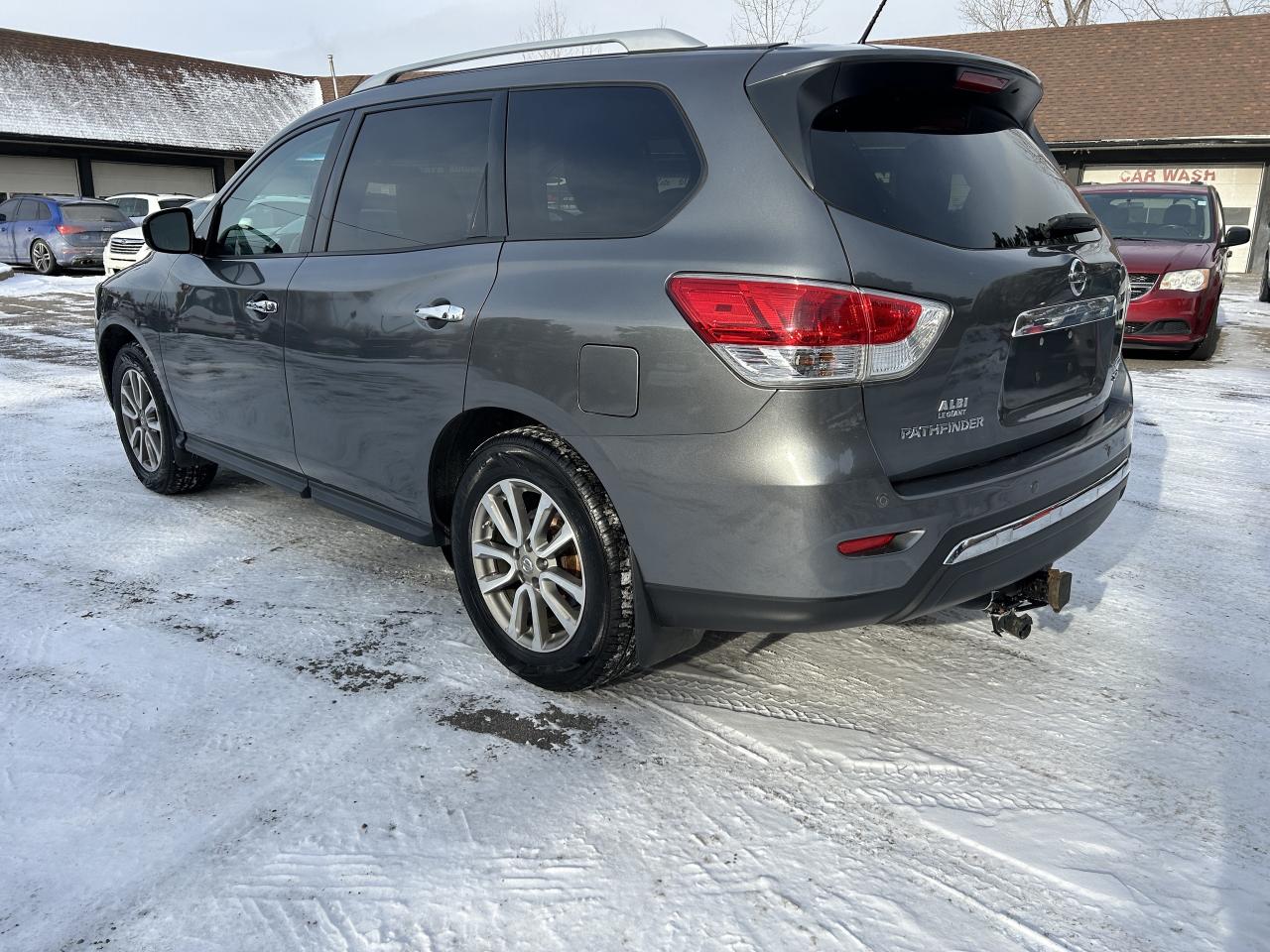 2016 Nissan Pathfinder SV 4WD Photo2