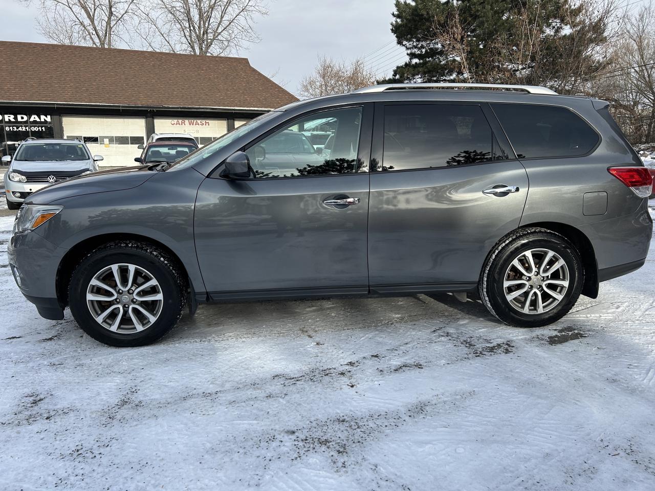 2016 Nissan Pathfinder SV 4WD Photo