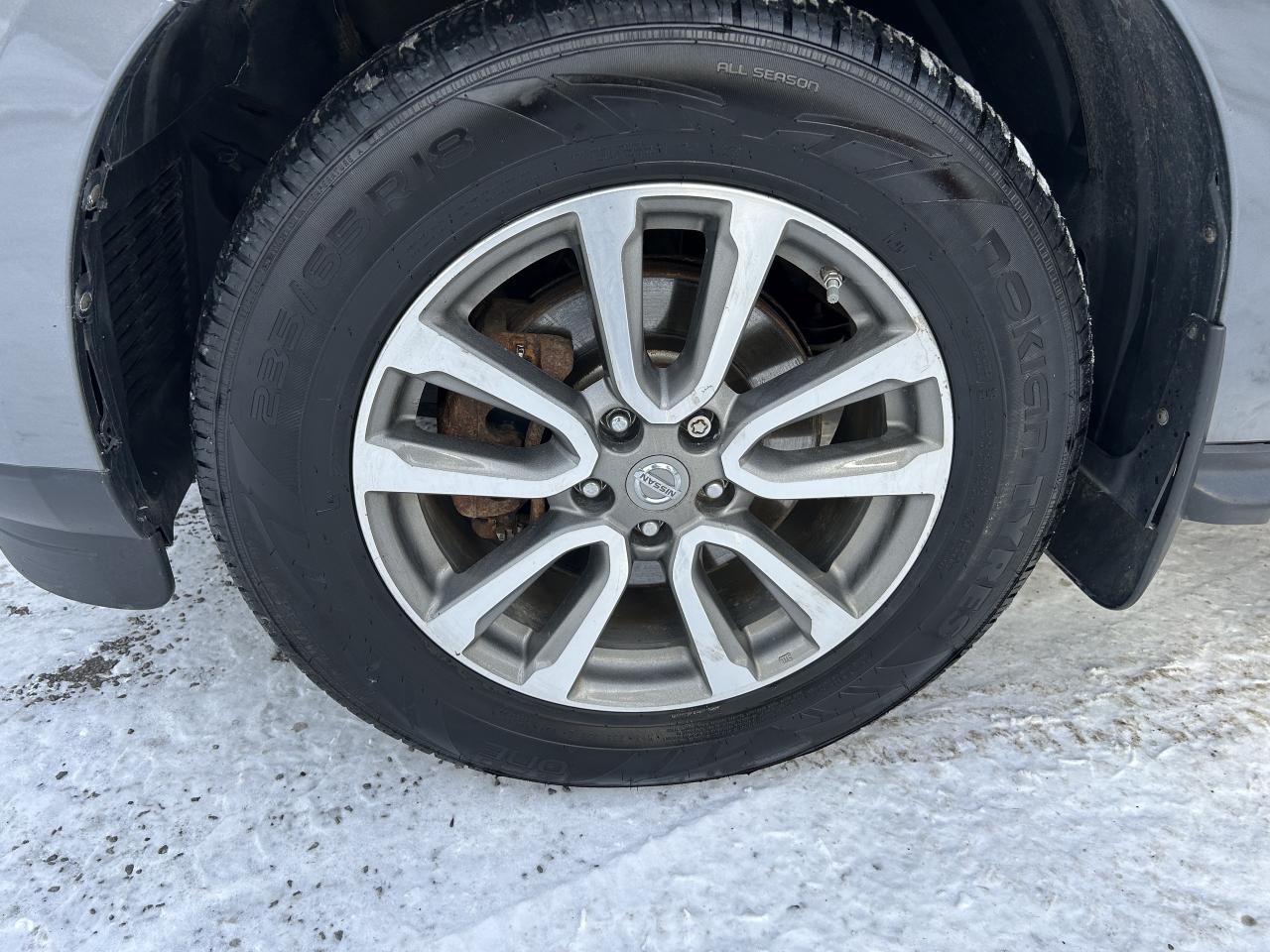 2016 Nissan Pathfinder SV 4WD Photo