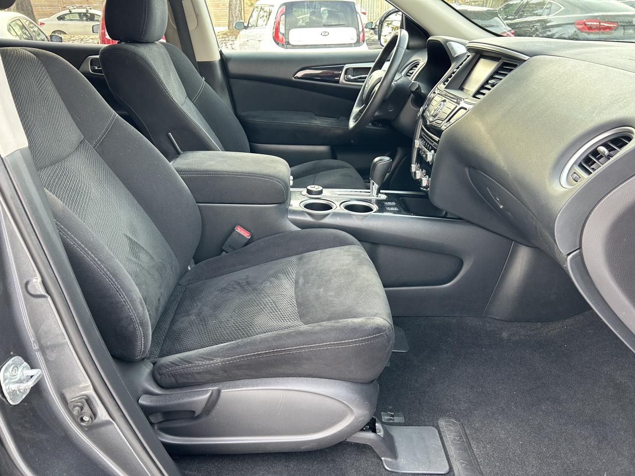 2016 Nissan Pathfinder SV 4WD Photo