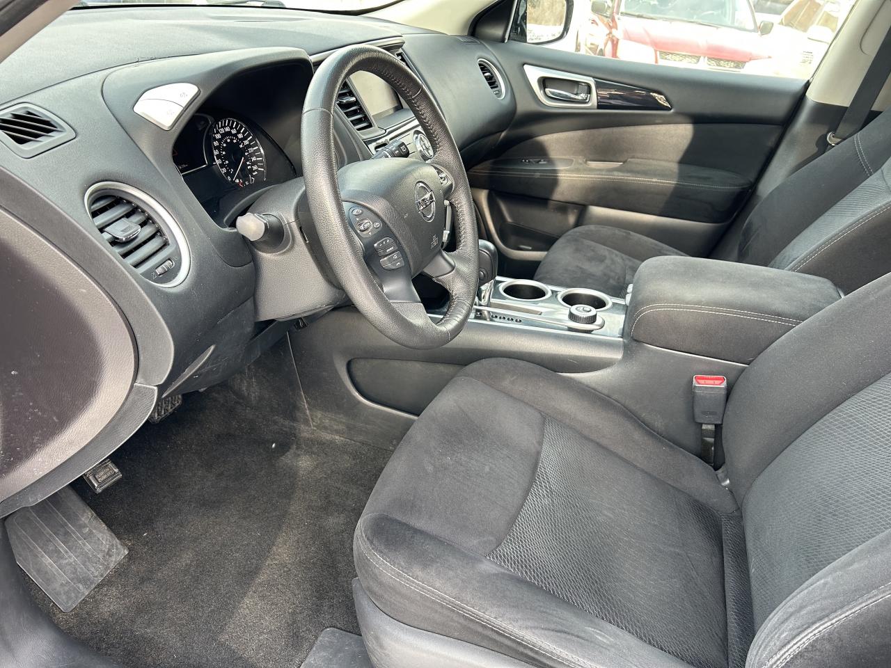 2016 Nissan Pathfinder SV 4WD Photo