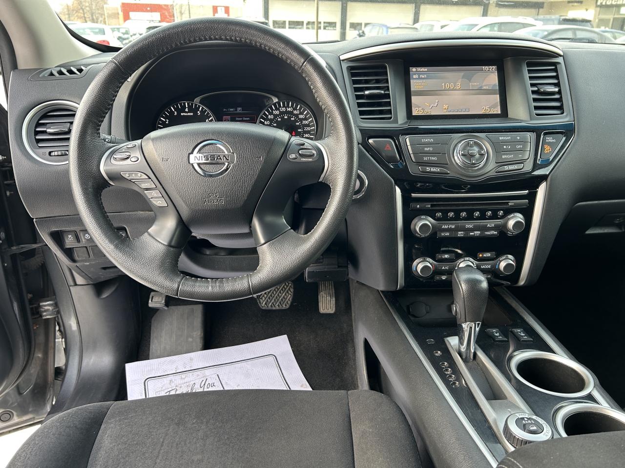 2016 Nissan Pathfinder SV 4WD Photo