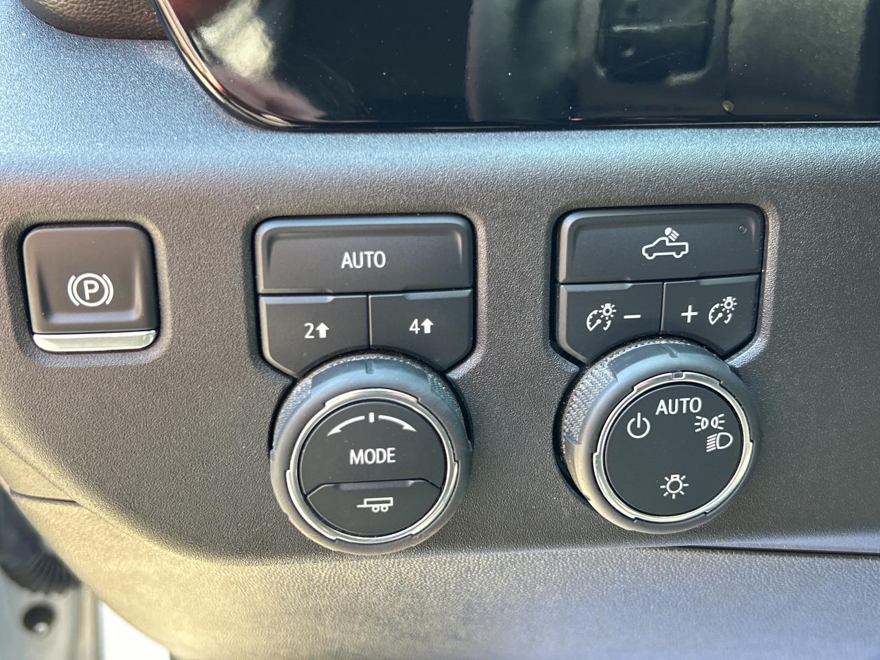 2025 Chevrolet Silverado 1500 4WD CREW CAB, 5.3LV8, NAVI, CARPLAY, ANDROID AUTO Photo