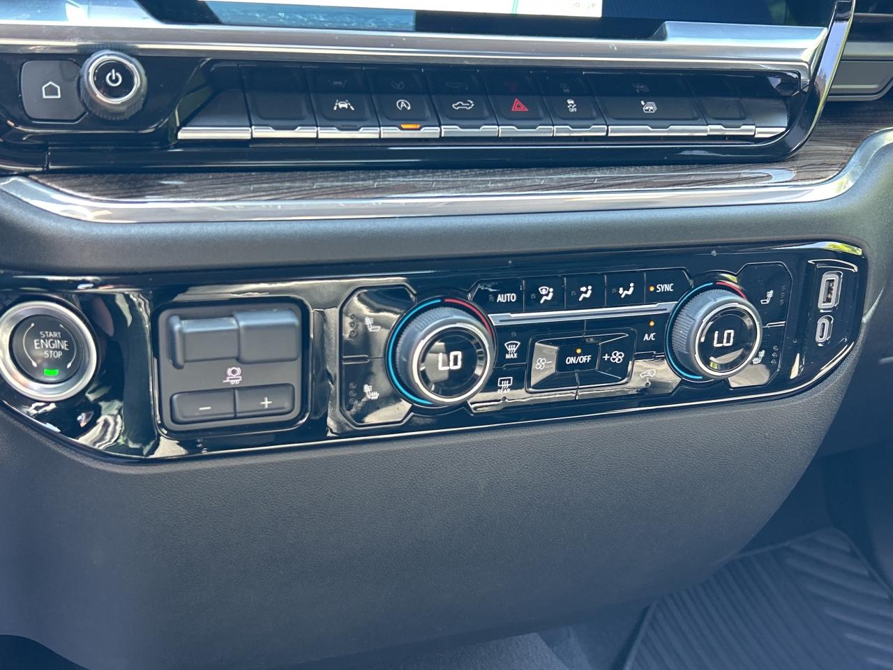 2025 Chevrolet Silverado 1500 4WD CREW CAB, 5.3LV8, NAVI, CARPLAY, ANDROID AUTO Photo