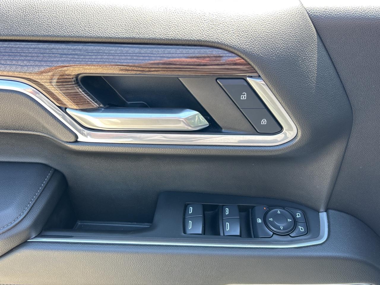 2025 Chevrolet Silverado 1500 4WD CREW CAB, 5.3LV8, NAVI, CARPLAY, ANDROID AUTO Photo