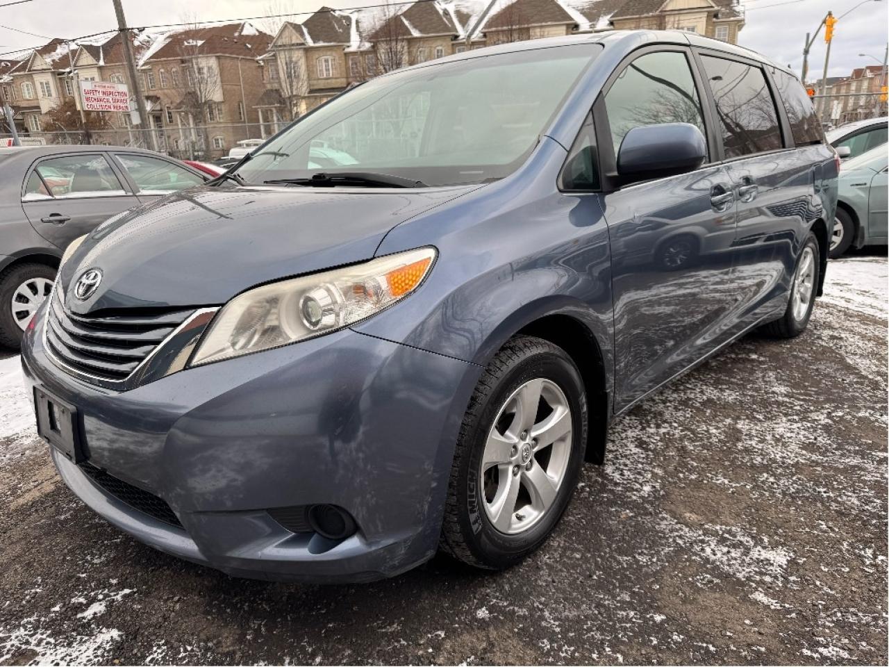 2016 Toyota Sienna LE Photo2