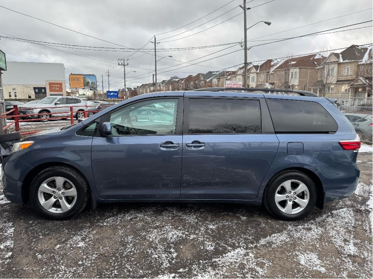 2016 Toyota Sienna LE Photo3