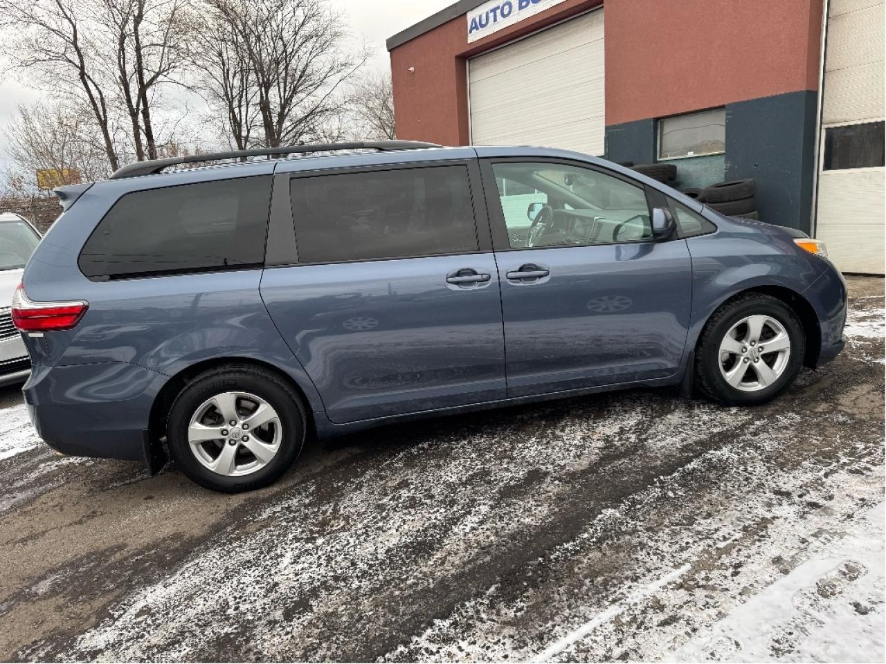 2016 Toyota Sienna LE Photo4