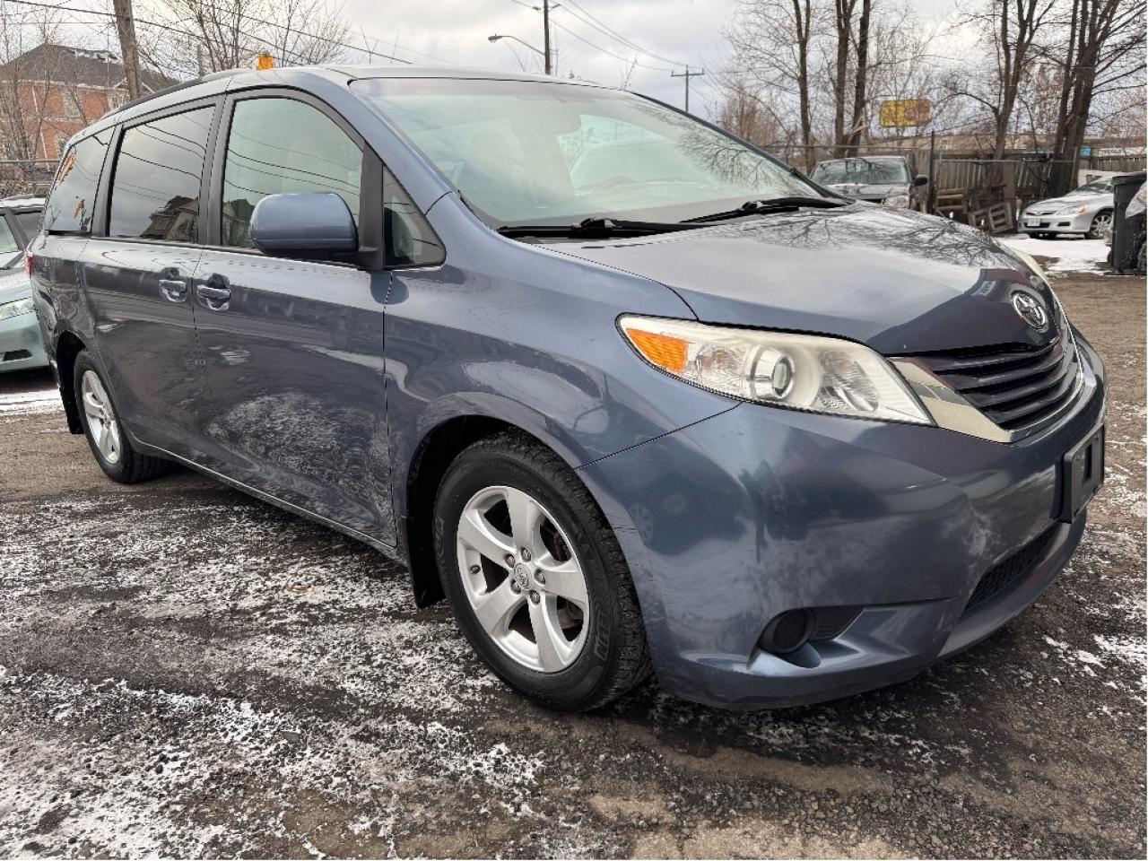 2016 Toyota Sienna LE Photo