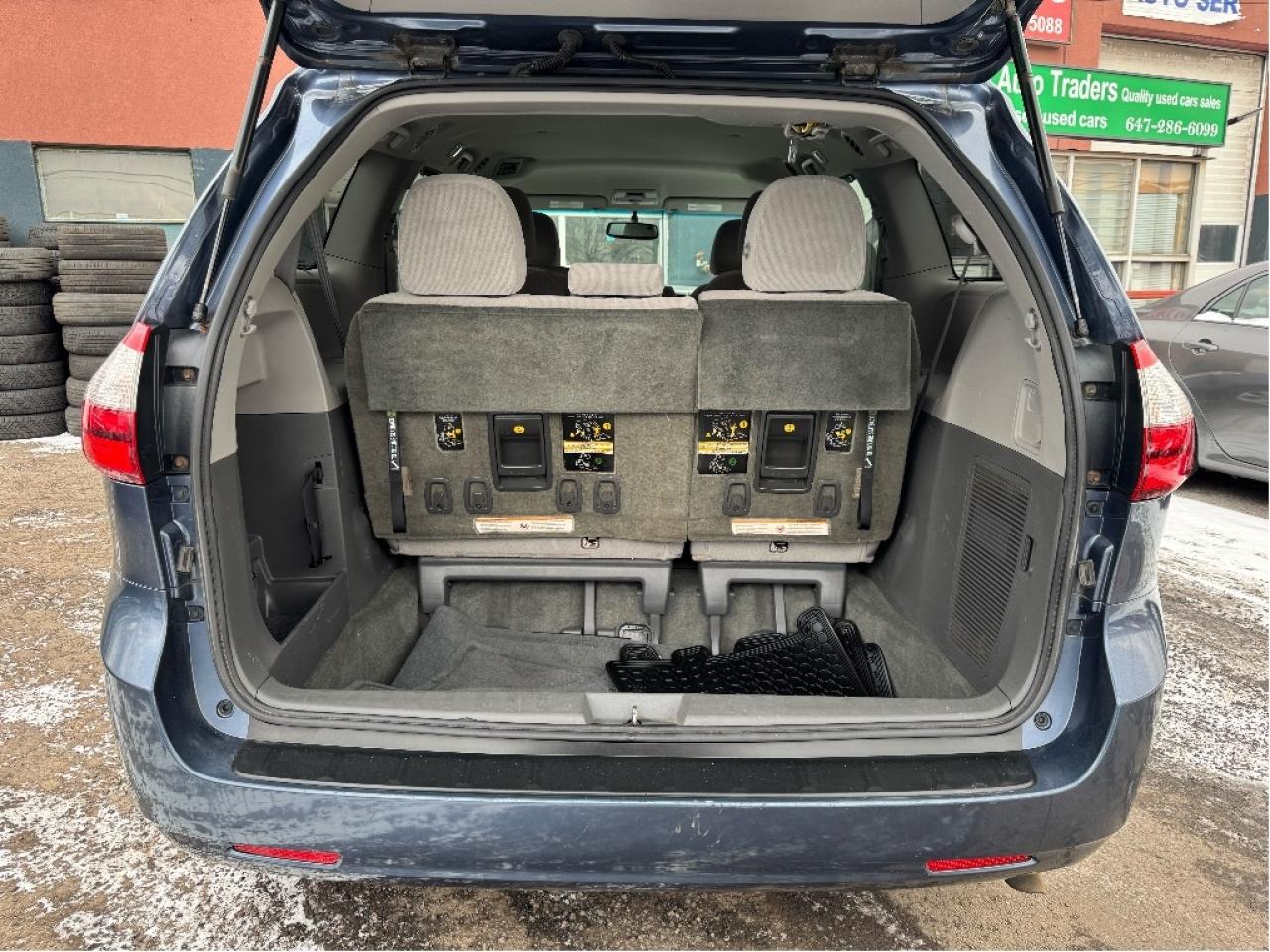 2016 Toyota Sienna LE Photo