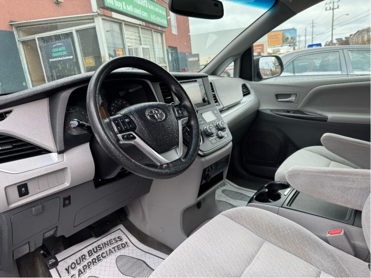 2016 Toyota Sienna LE Photo