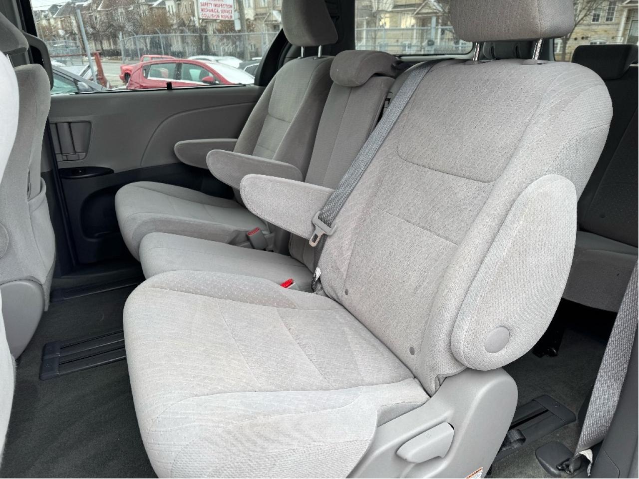 2016 Toyota Sienna LE Photo