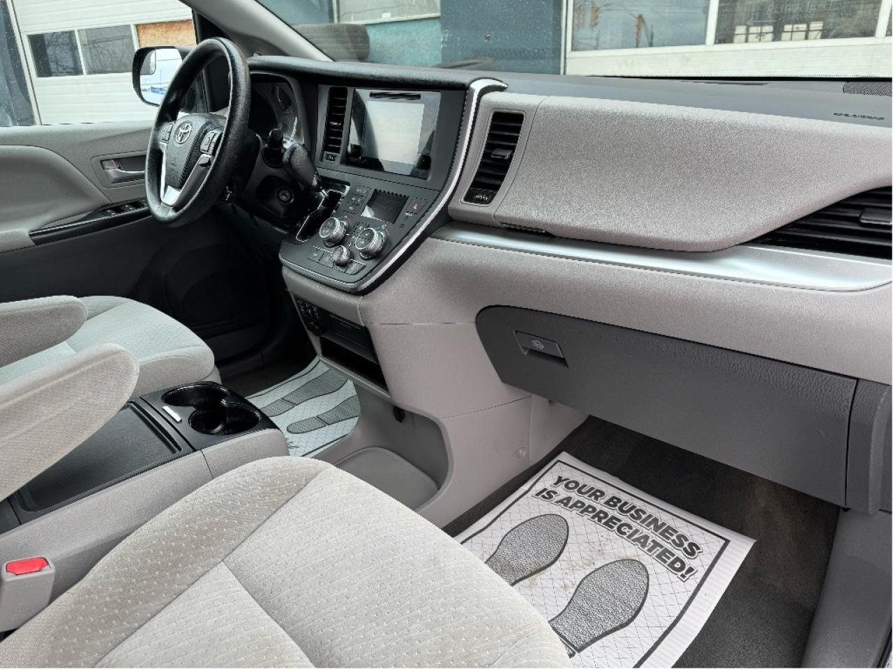 2016 Toyota Sienna LE Photo