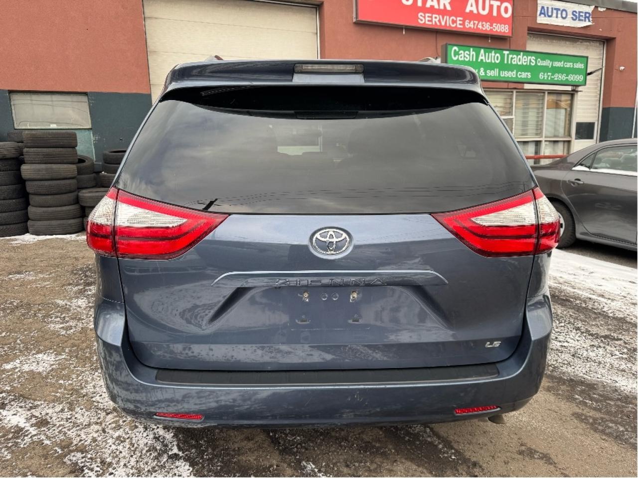 2016 Toyota Sienna LE Photo