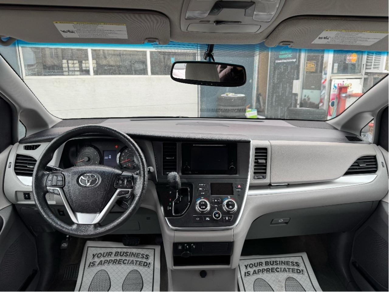 2016 Toyota Sienna LE Photo