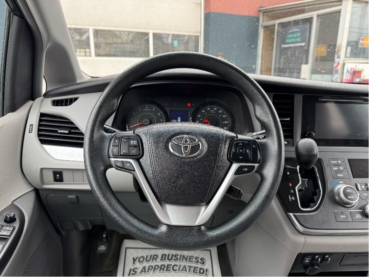 2016 Toyota Sienna LE Photo