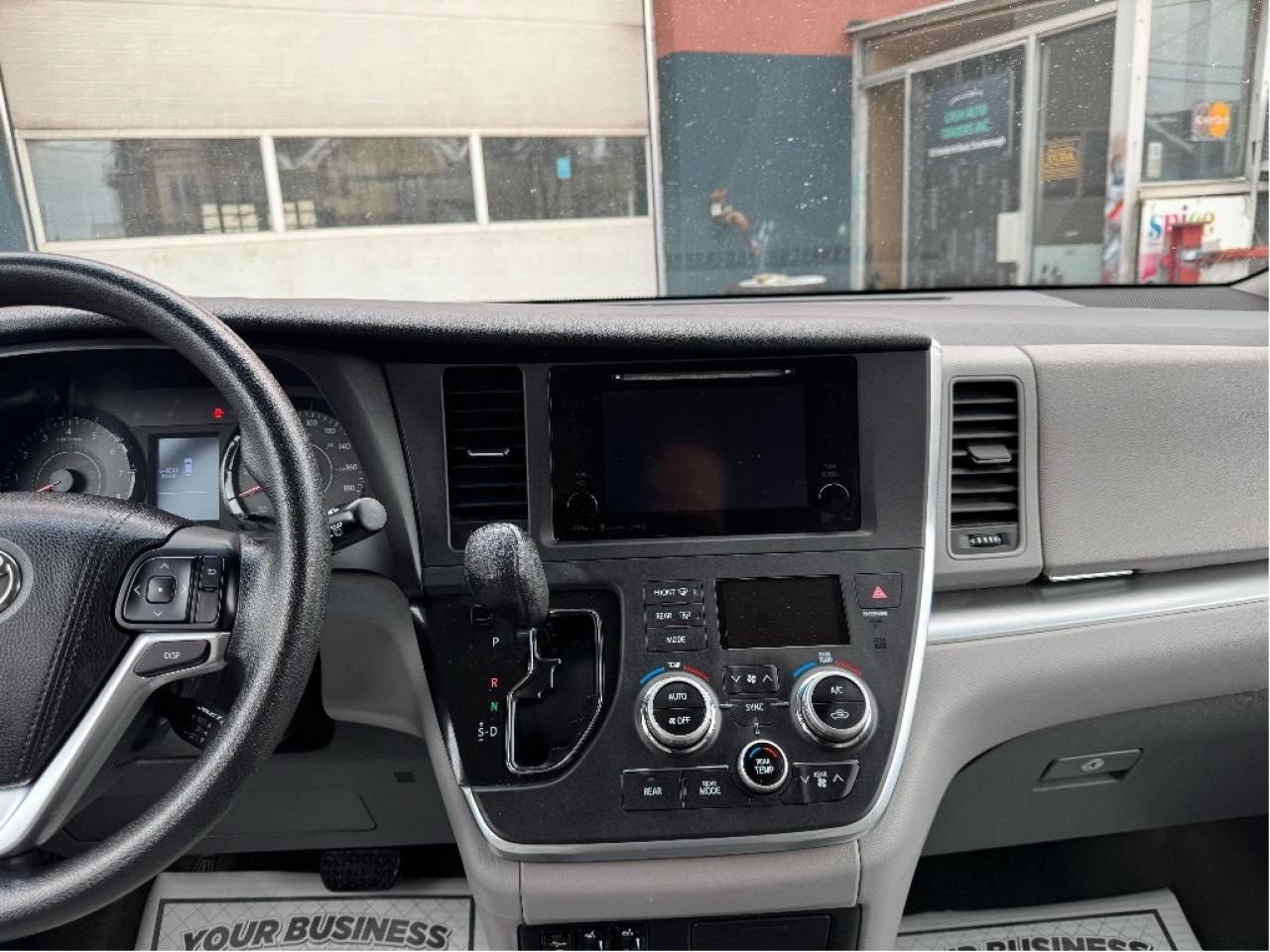 2016 Toyota Sienna LE Photo