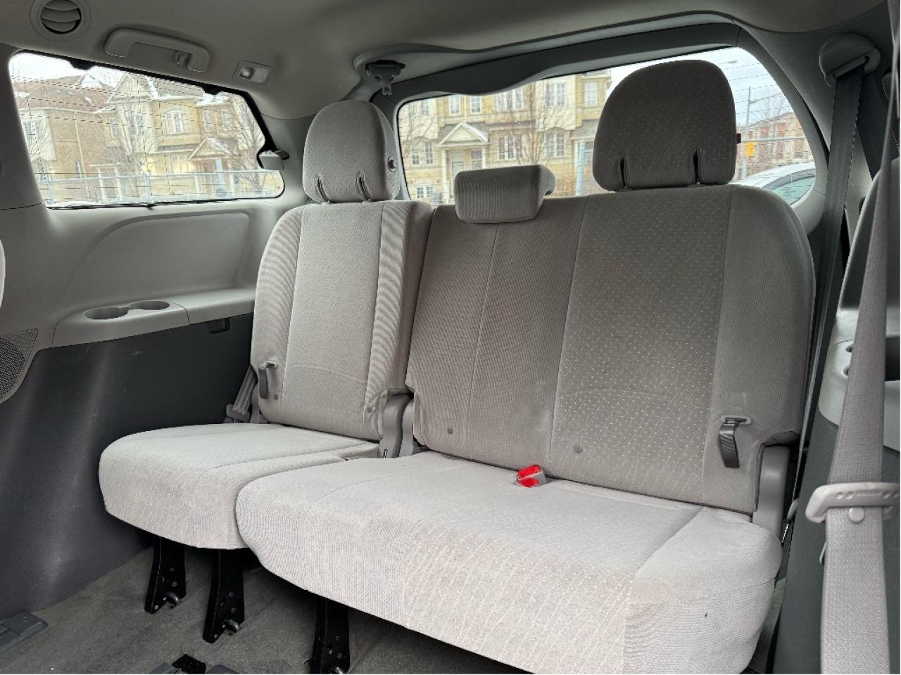 2016 Toyota Sienna LE Photo