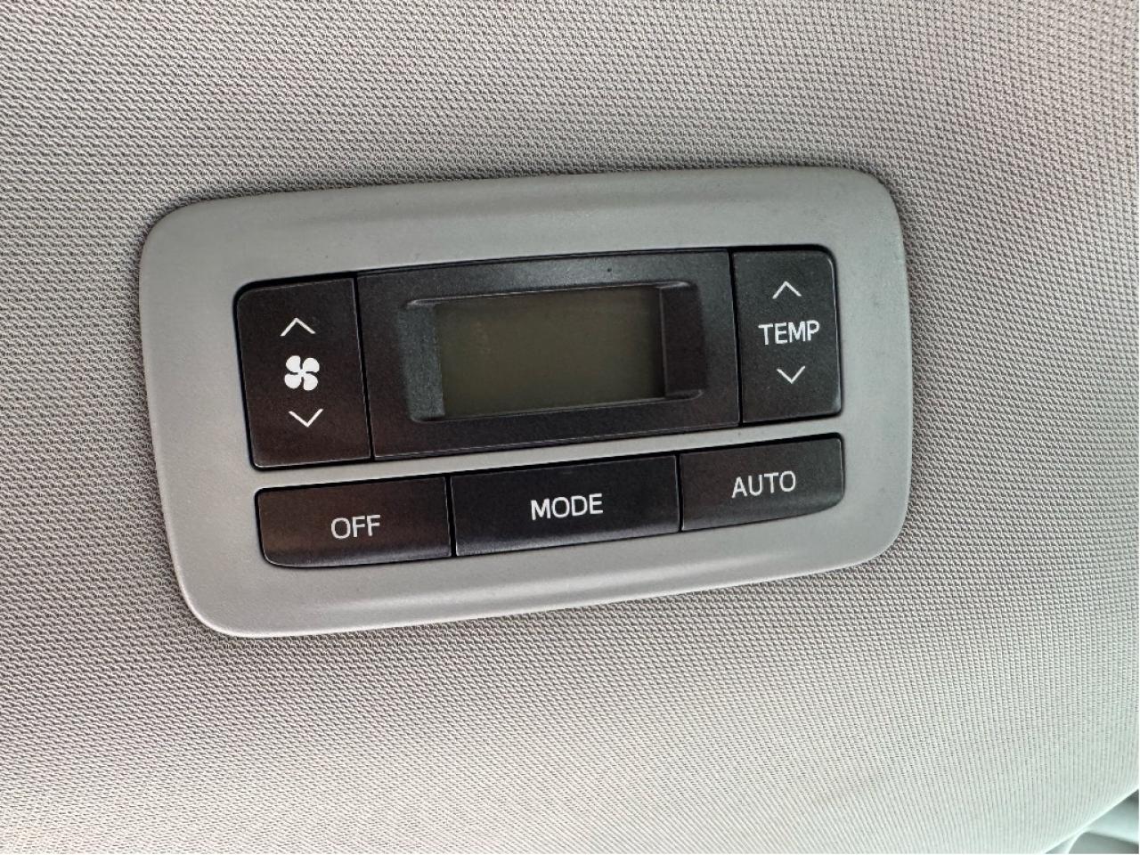 2016 Toyota Sienna LE Photo