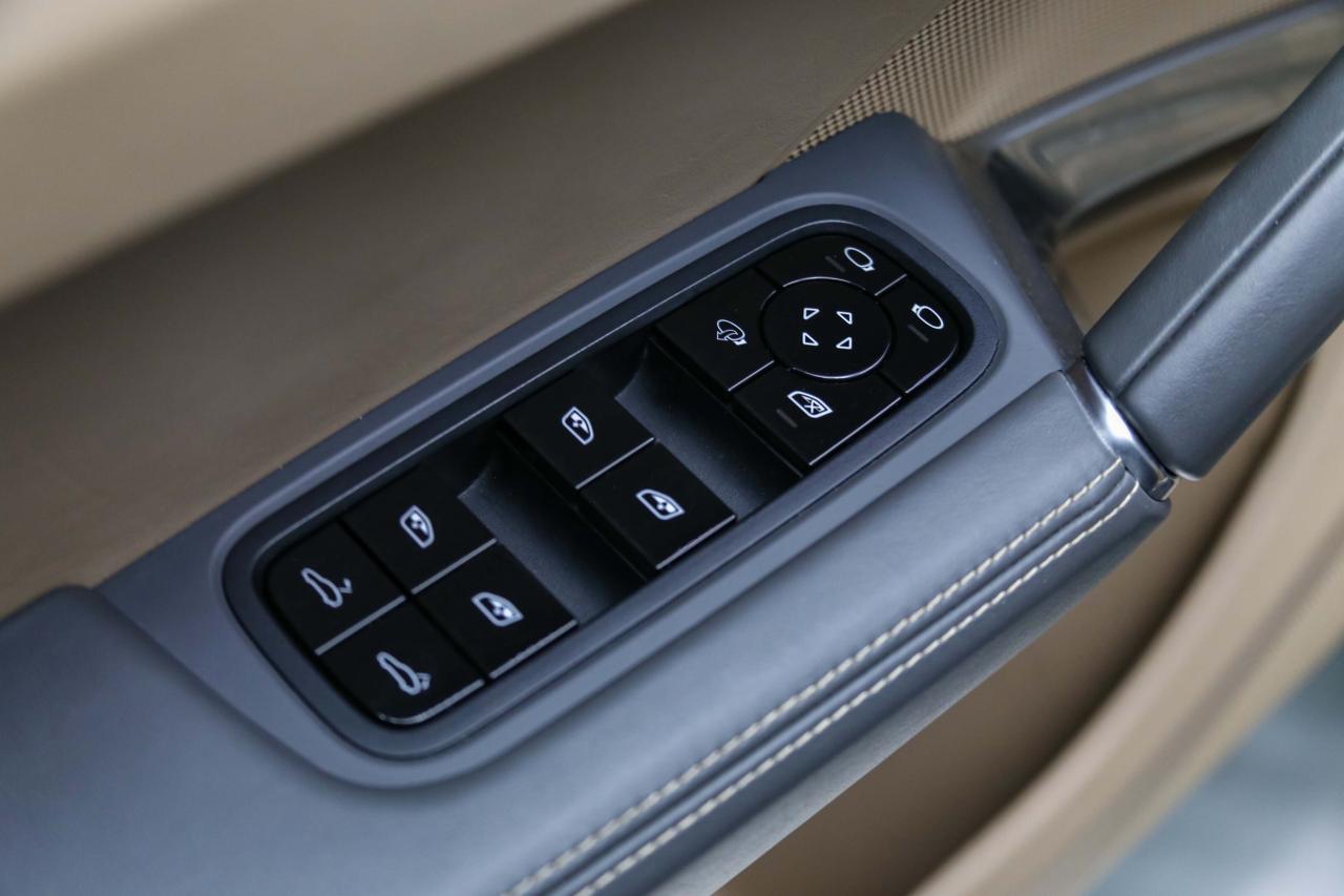 2019 Porsche Cayenne TURBO  HIGHLYOPTIONED NOACCIDENTS SERVICERECORDS Photo