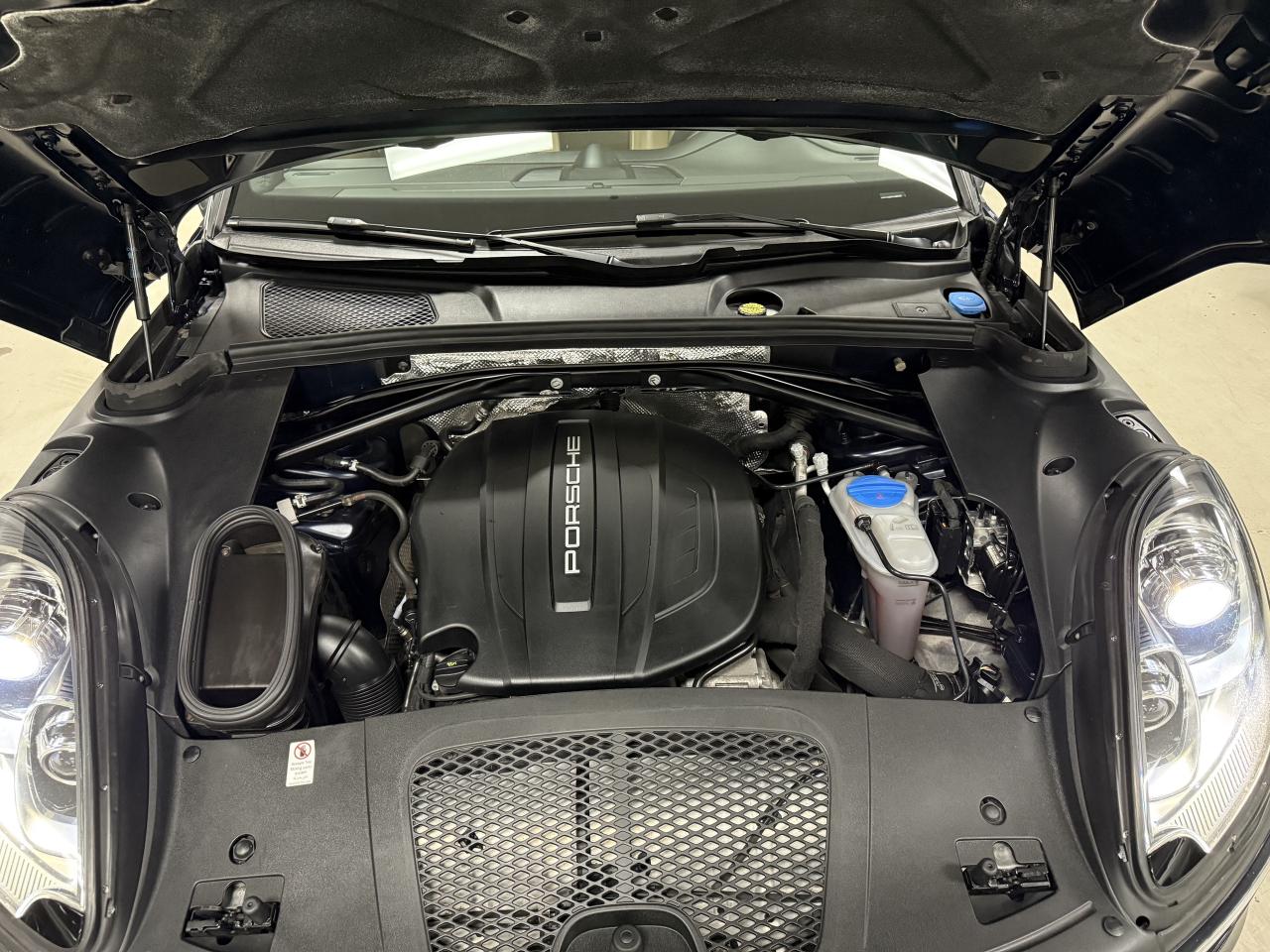 2017 Porsche Macan AWD 4dr**MINT CONDITION**NO ACCIDENTS** Photo