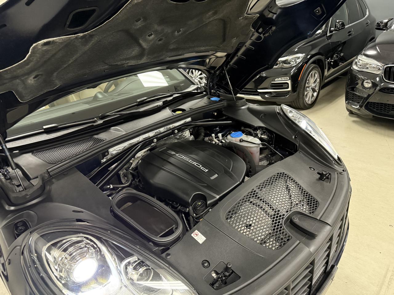 2017 Porsche Macan AWD 4dr**MINT CONDITION**NO ACCIDENTS** Photo