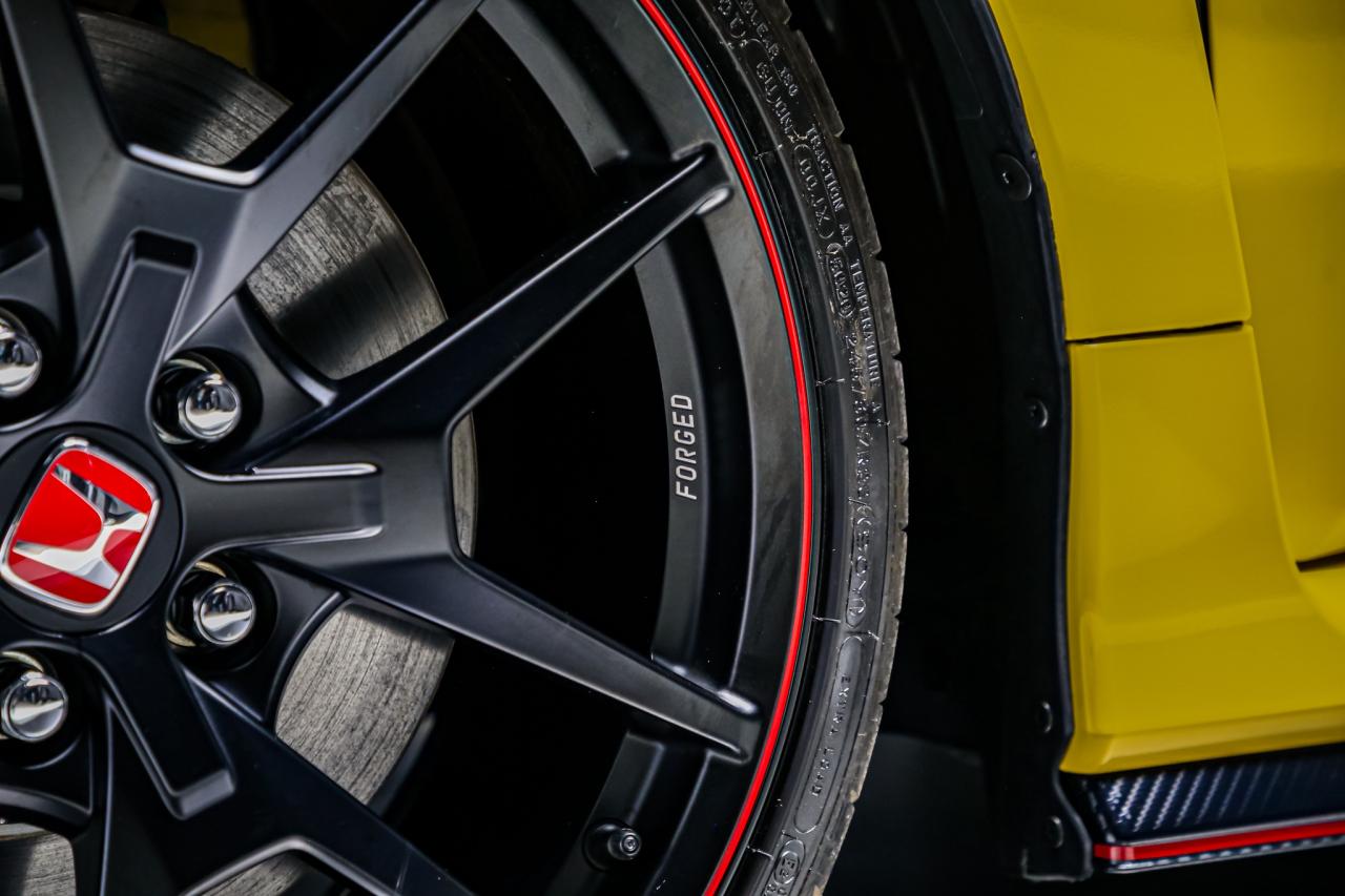 2021 Honda Civic Type R LIMITED EDITION 1 OF 1020 306HP MANUAL LOADED NEW Photo