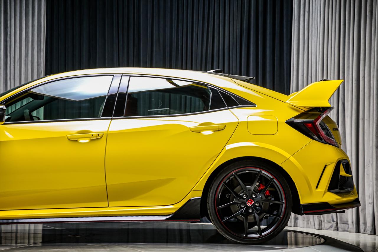 2021 Honda Civic Type R LIMITED EDITION 1 OF 1020 306HP MANUAL LOADED NEW Photo