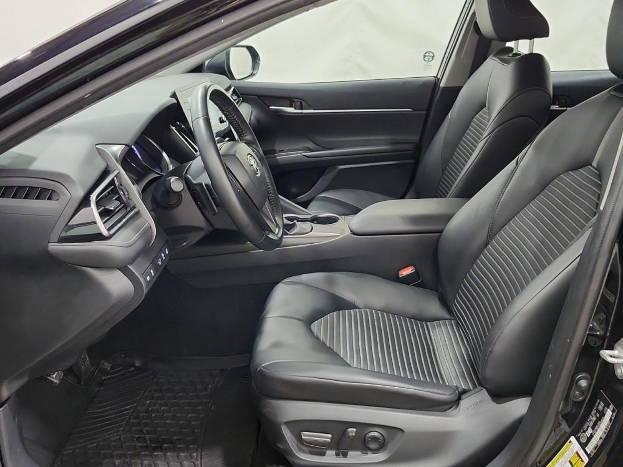 2023 Toyota Camry One Owner l SE l Toyota Warranty l FWD l 2.5 l Photo