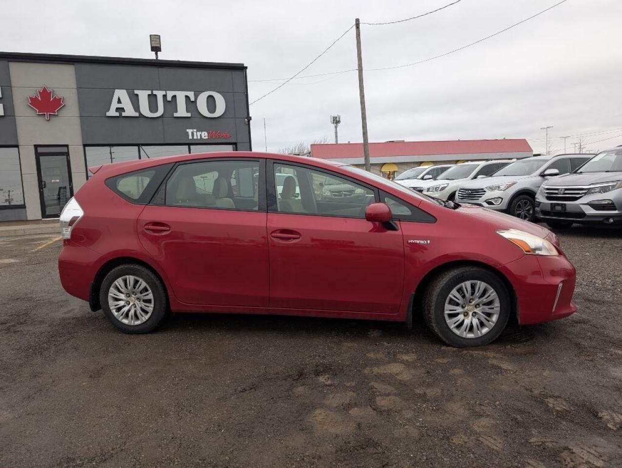 2013 Toyota Prius v 5dr Hatchback Photo4