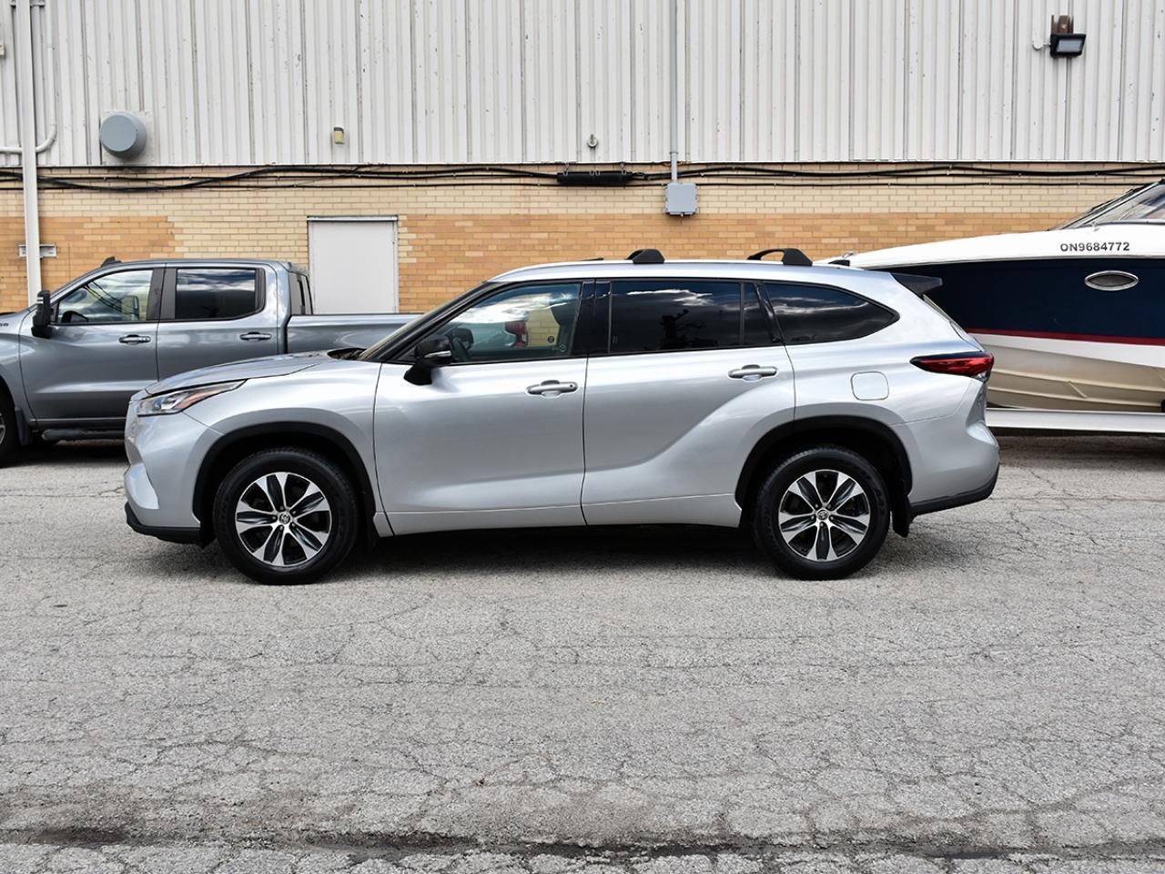 2021 Toyota Highlander Hybrid XLE AWD * Toyota Warranty * One Owner Photo