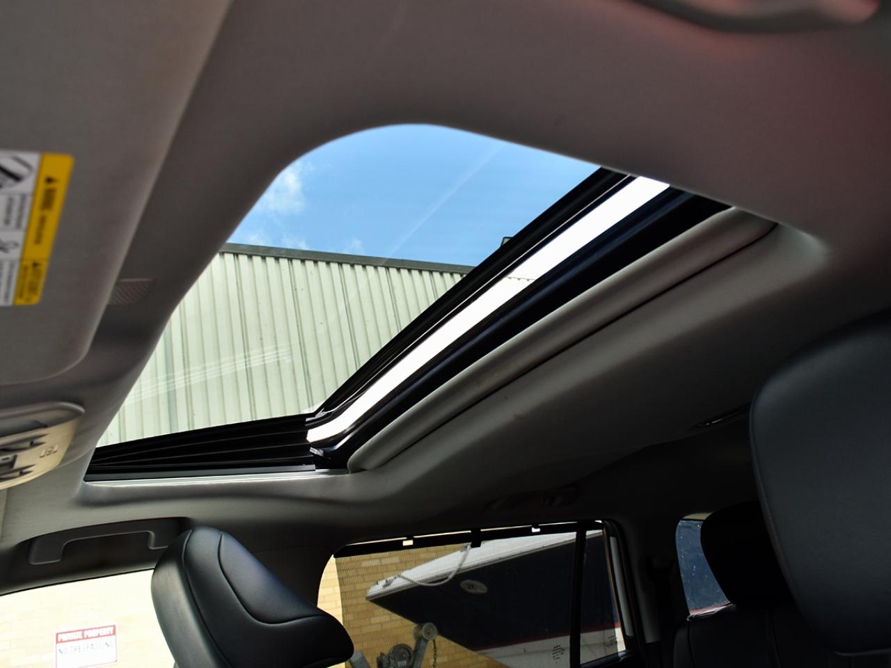 2021 Toyota Highlander Hybrid XLE AWD * Toyota Warranty * One Owner Photo